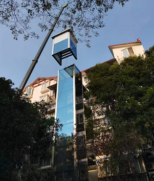 温江金博林居小区旧楼加装电梯整体成功吊装